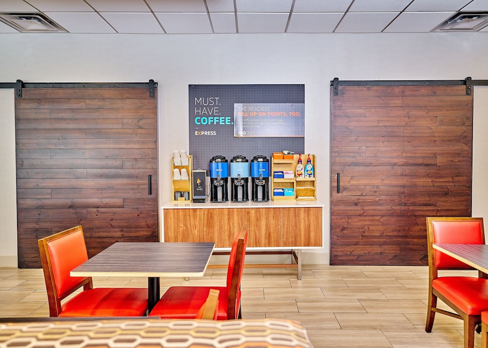 Holiday Inn Express Charleston Civic Center by IHG - photo 28