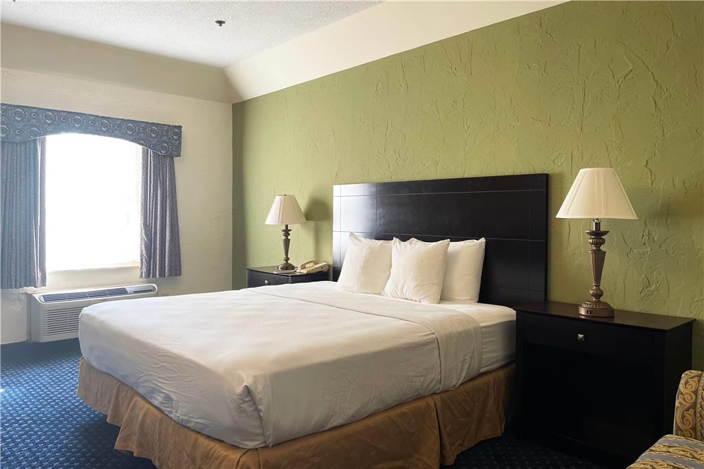 Chateau Hotel and Conference Center - photo 25
