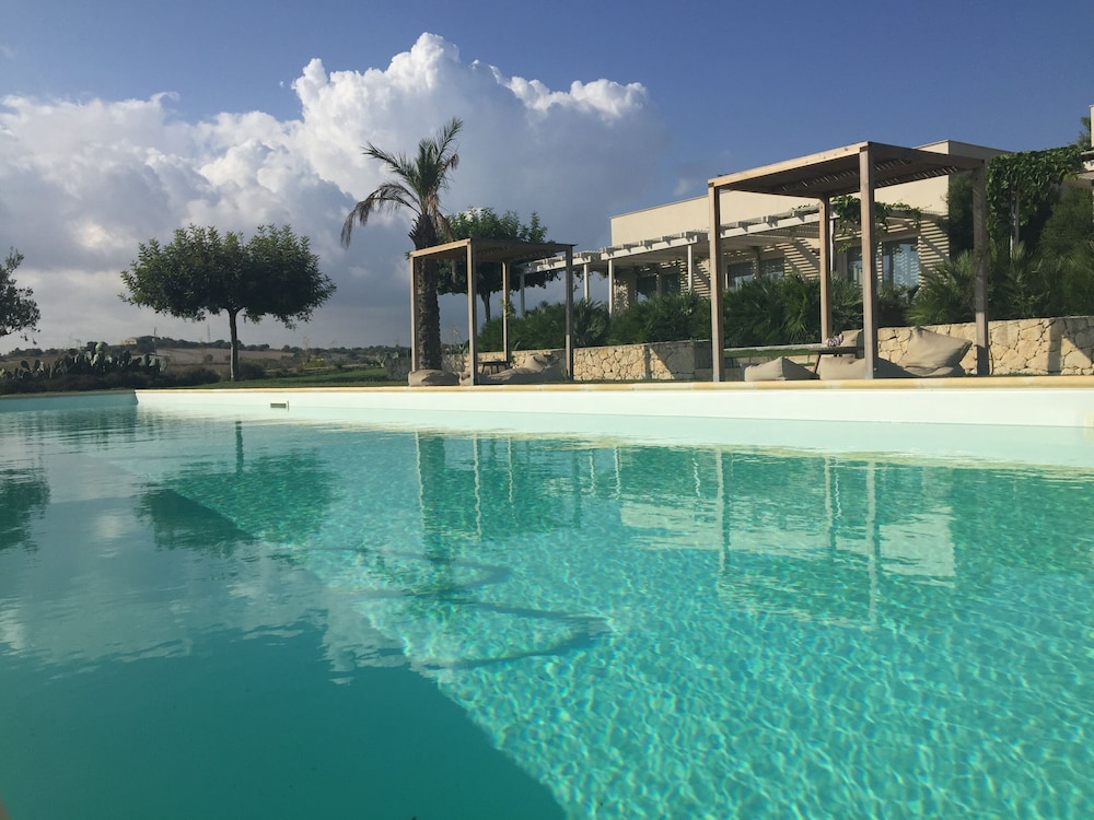 Scilla Maris Charming Suites Restaurant in Noto, Italy