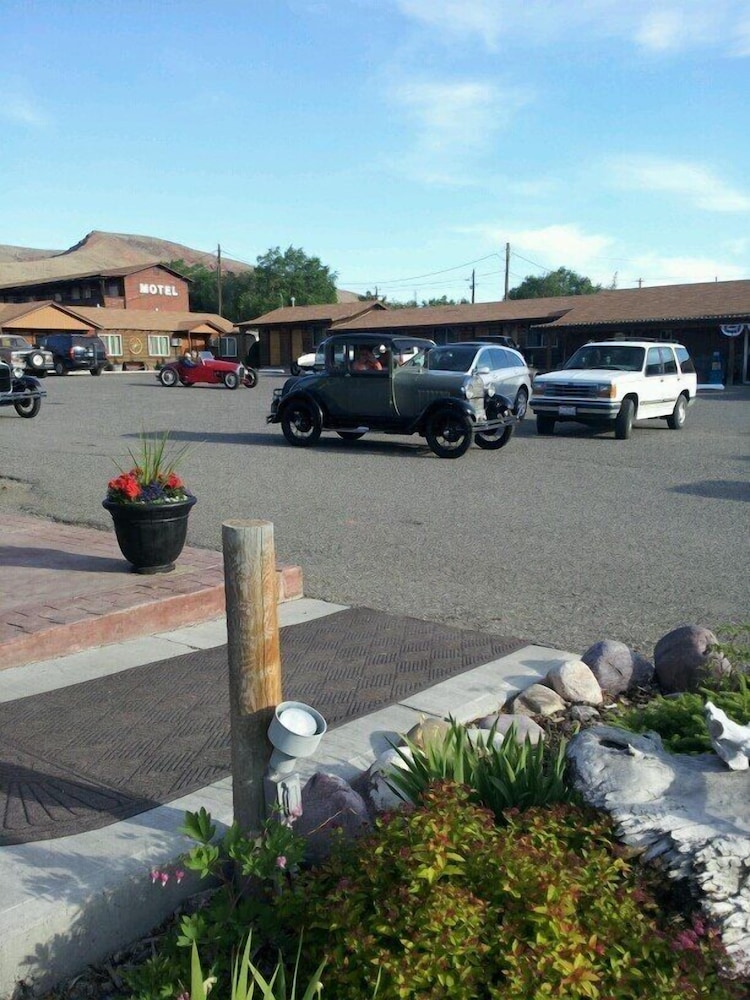 The Village Inn Motel and Restaurant - photo 23