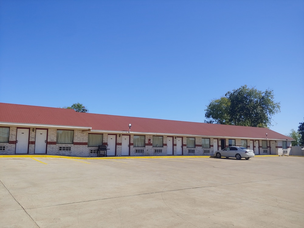 Brooks City Executive Inn - photo 17