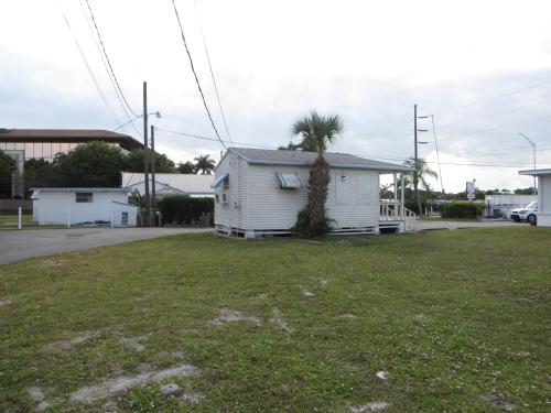 Royal Palms Motel - photo 7