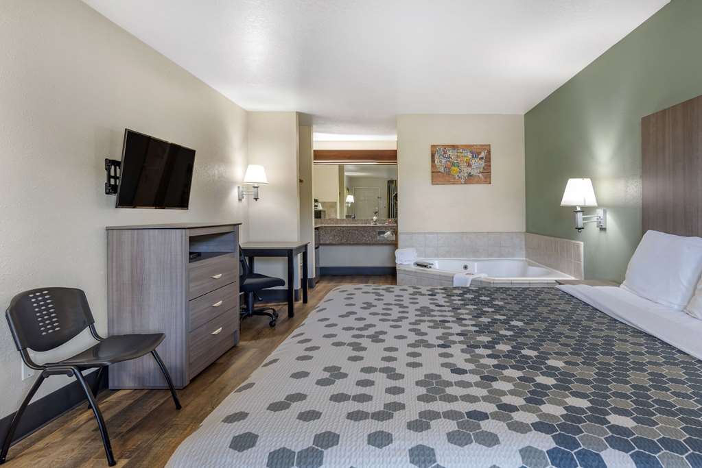 Econo Lodge Portland Airport - photo 17