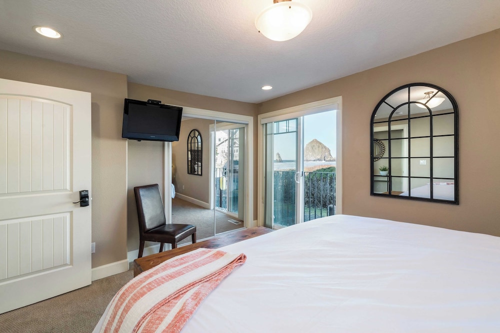 Blue Starfish by Avantstay Ocean Views & Direct Cannon Beach Access - photo 16