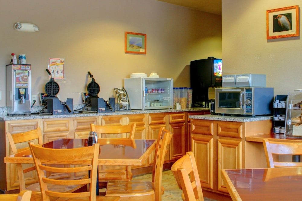 Allington Inn & Suites - photo 23