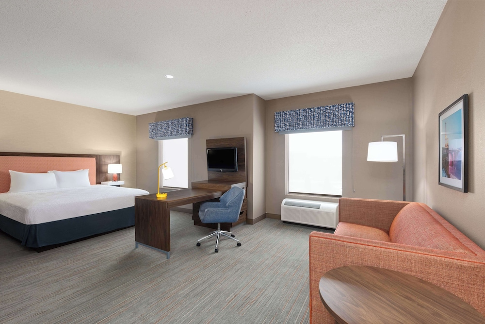 Hampton Inn & Suites Harrisburg North - photo 18
