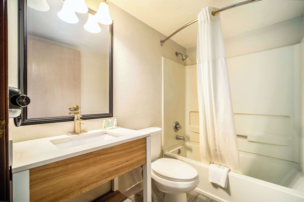 Baymont by Wyndham Chandler I 10 - photo 18