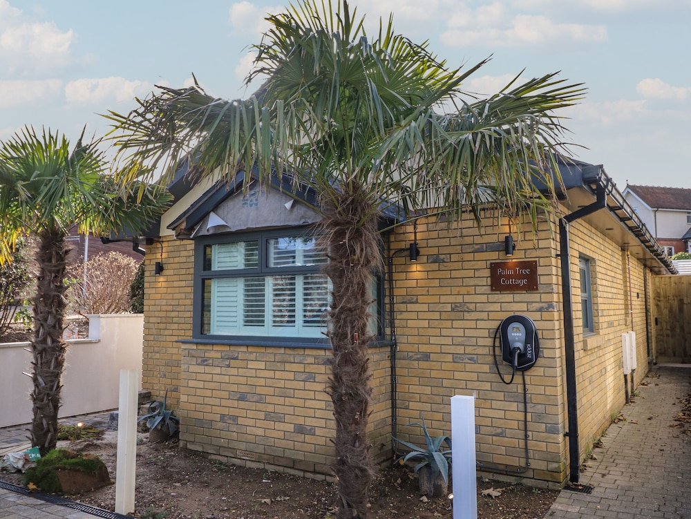 Palm Tree Cottage — 4-Star Luxury Hotel in Sandown, United Kingdom