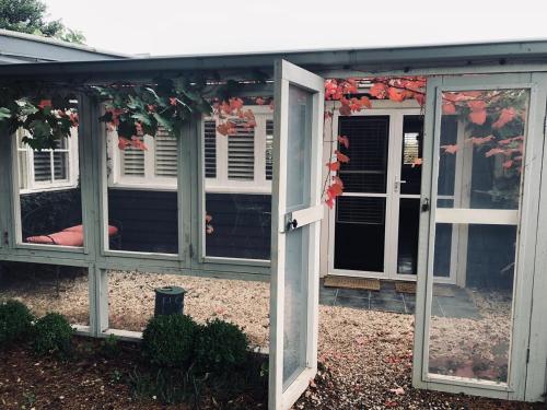 Uffington Studio Pet Friendly Garden Setting - last minute hotel in Daylesford