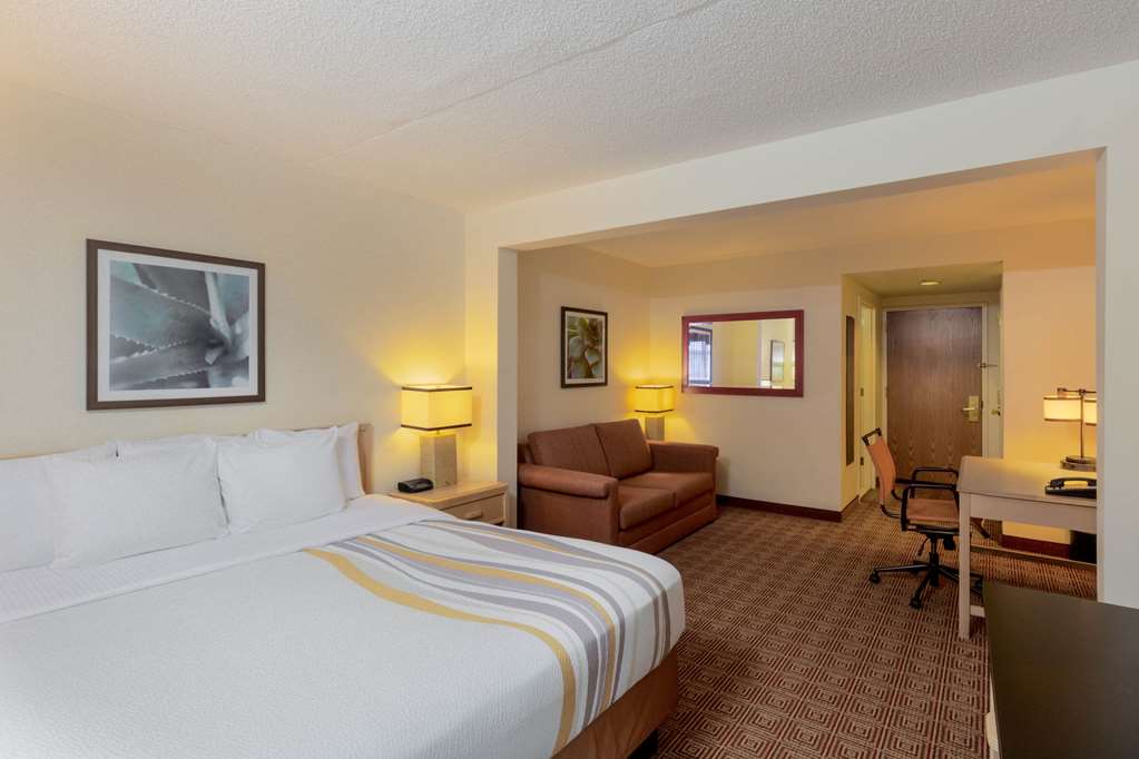 La Quinta Inn & Suites by Wyndham Garden City - photo 15