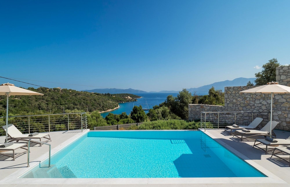 Villa Akoni — 4-Star Luxury Hotel in Vathi, Greece
