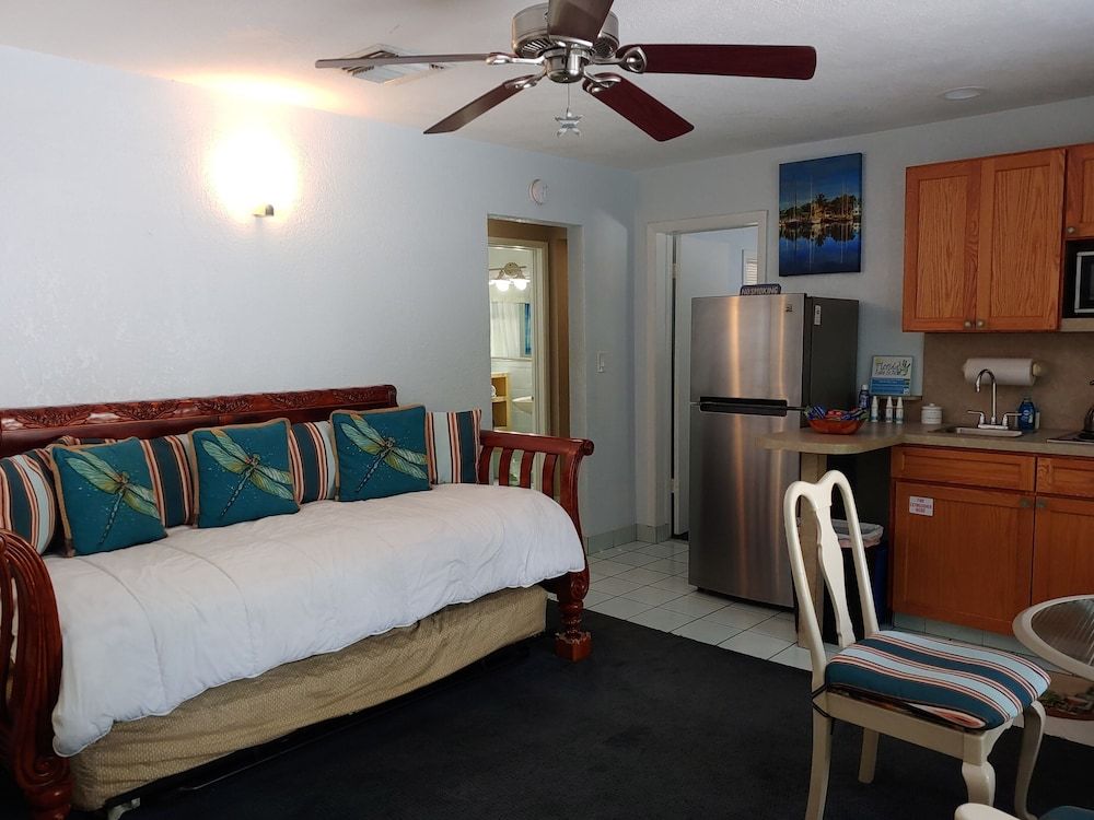 Suite Dreams Inn by the Beach - photo 22
