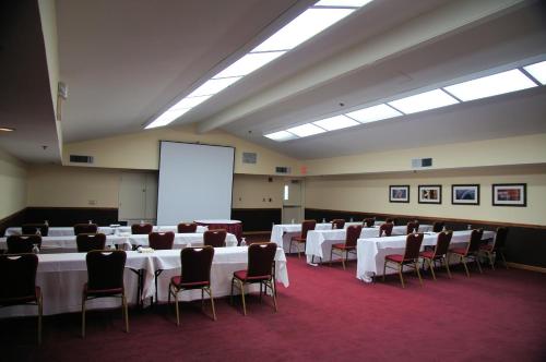 Hawthorn Suites by Wyndham Sacramento - photo 21