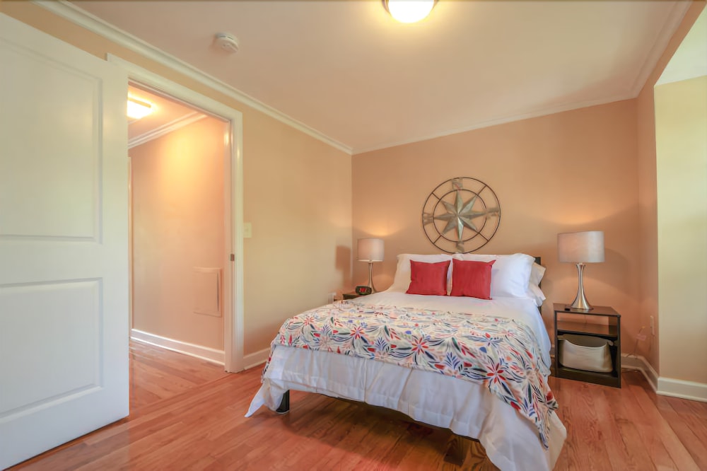 NEW 3 story Townhome Private Self checkin Quiet. - photo 3