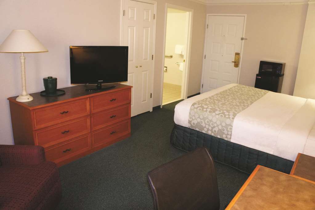 La Quinta Inn by Wyndham Kansas City Lenexa - photo 16