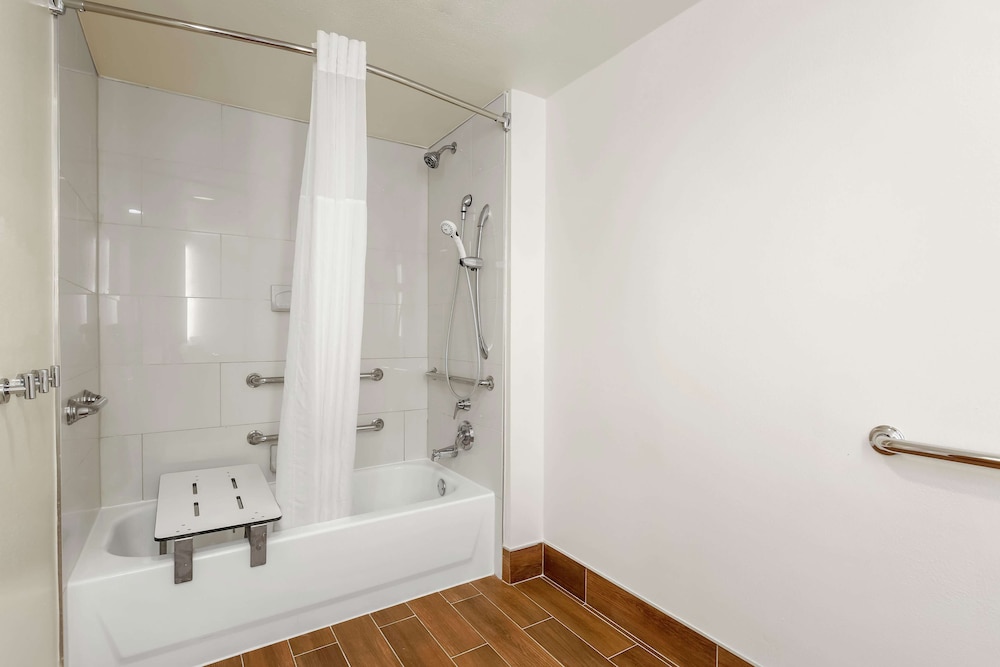 Hampton Inn & Suites Austin Downtown - photo 36
