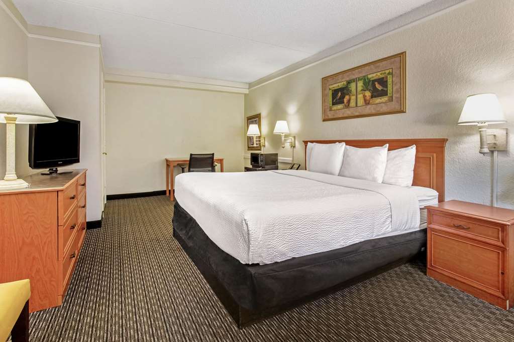 La Quinta Inn Tampa Bay Pinellas Park Clearwater - photo 20