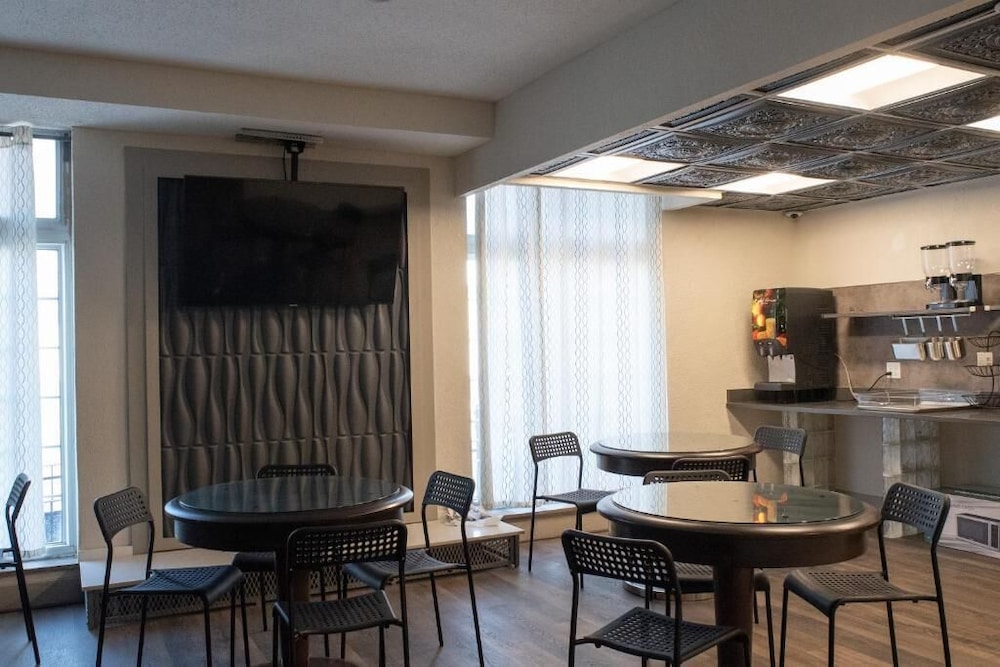 Americas Best Value Inn Detroit Dearborn - photo 21