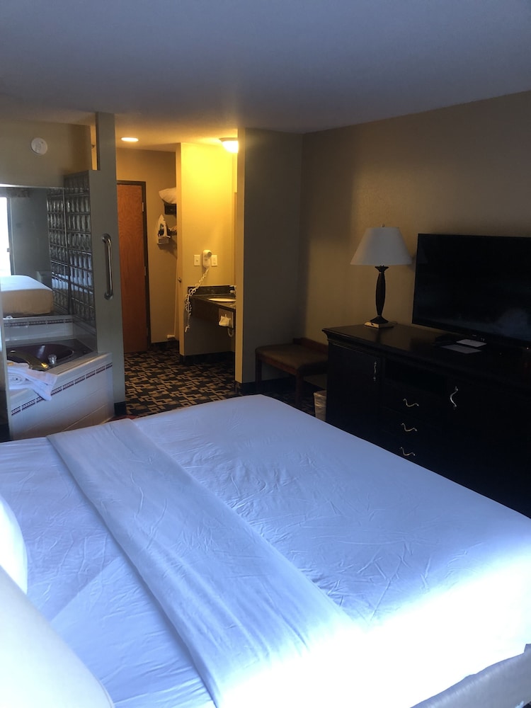 Express Suites Riverport Inn & Suites - photo 25