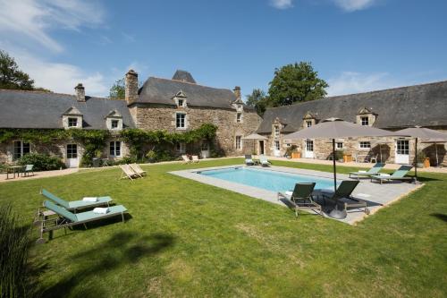 MANOIR DU VAU D ARZ gîtes et chambres d hôtes avec piscine — 4-Star Luxury Hotel in Malansac, France