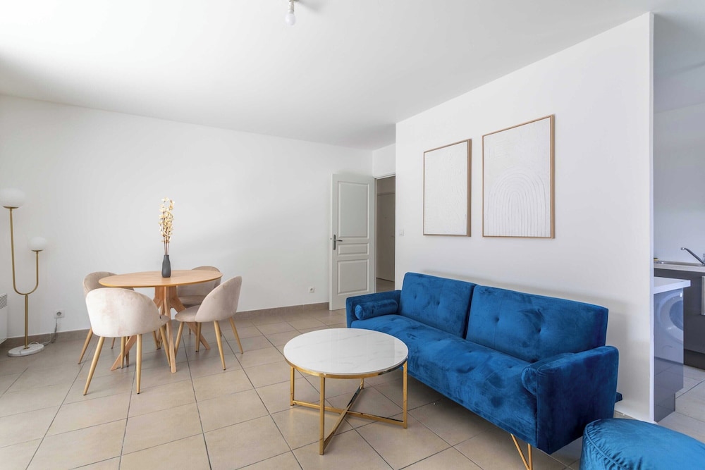 2 Bedroom Apartment with Balcony 10th Arr — 4-Star Luxury Hotel in Marseille, France