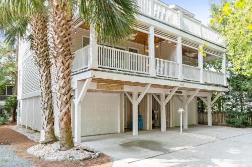 Stay at The Salty Gal 4 Minute Walk to both Carolina and Kure Beaches — 4-Star Luxury Hotel in Carolina Beach, United States