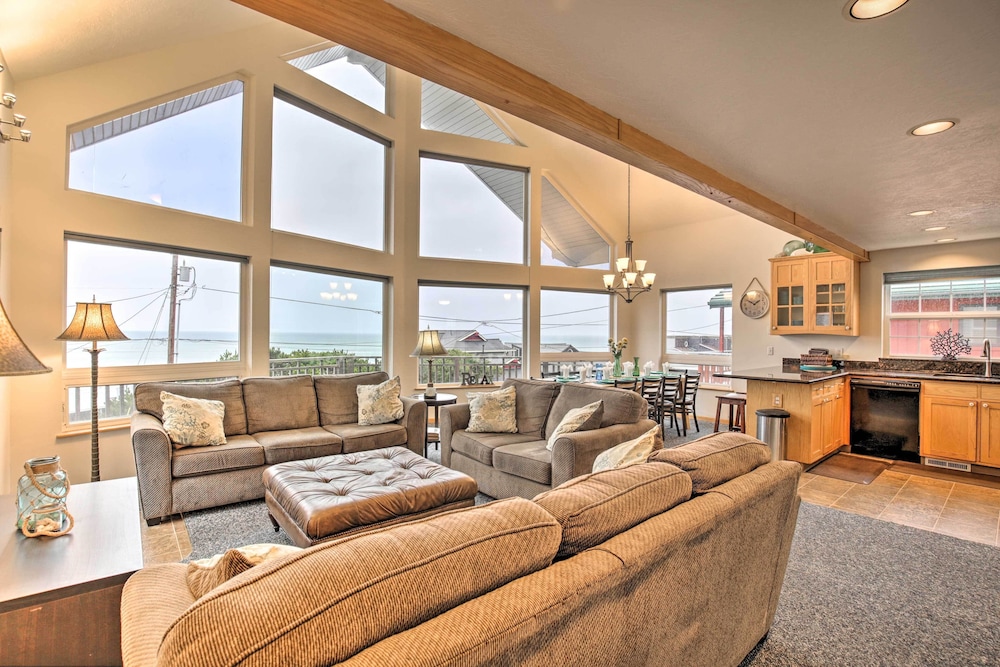 Logan Road Lookout Lincoln City Home with Game Room — 4-Star Luxury Hotel in Lincoln, United States
