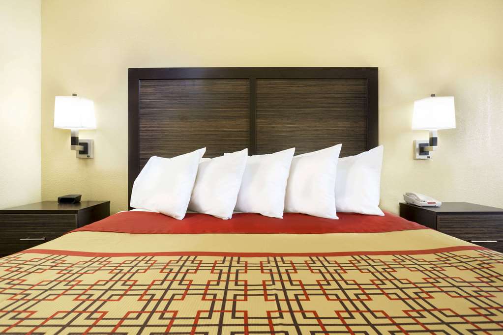 Days Inn by Wyndham Columbus North Fort Moore - photo 8