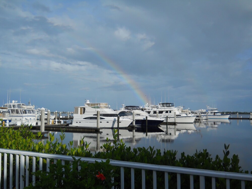 Legacy Harbour Hotel & Suites - photo 30