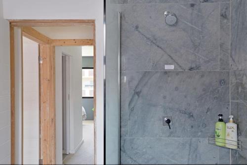 Chic Urban Escape: 2 Bedroom 2 Bath near Table Mountain