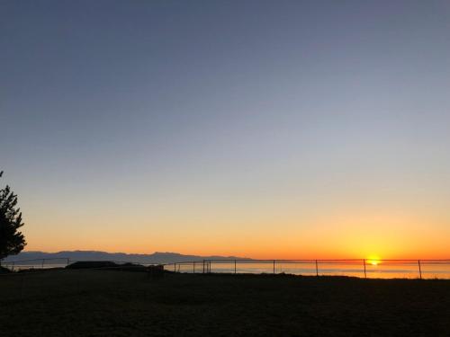 Cliffside Cottage — 4-Star Luxury Hotel in Oak Harbor, United States