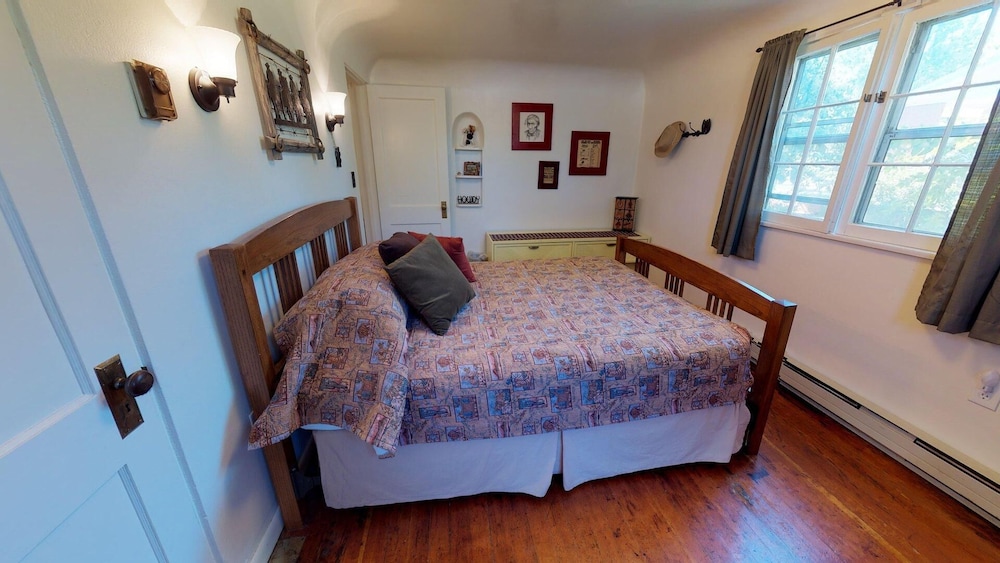 Rustic Cowboy Cabin — Blanding — photo 2