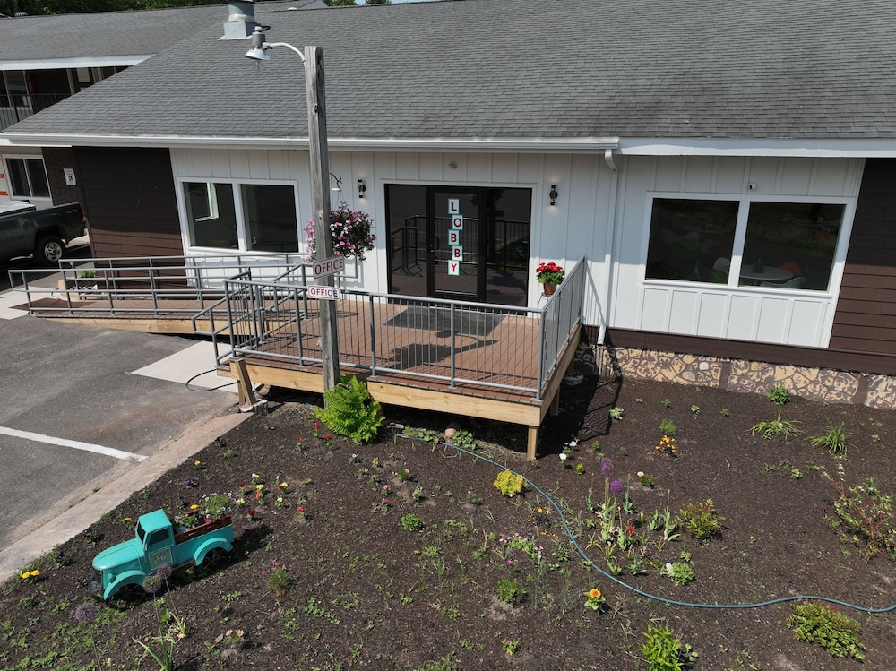 Cedar Motor Inn - photo 33