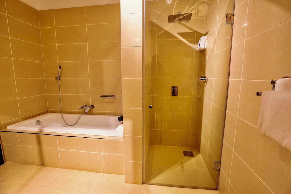 Deep soaking bathtub