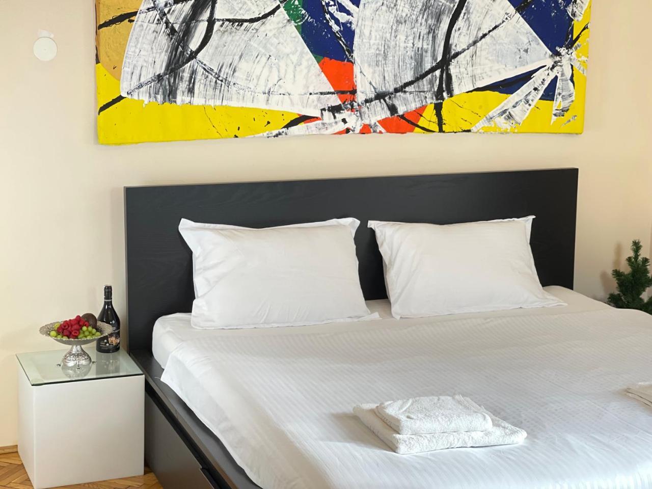 Lovely Bath & Balcony Victory Square 2 Room Apartment — 4-Star Luxury Hotel in Bucharest, Romania