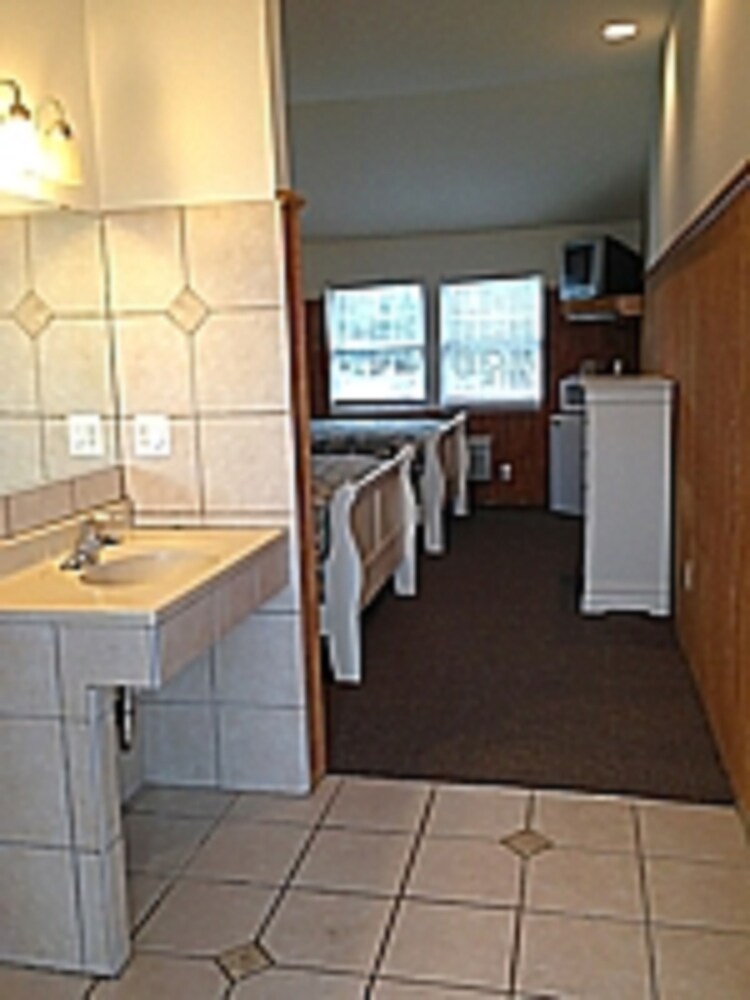 Pelican Point Motel - photo 15