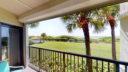 Land's End 11 204 Beach Front — 4-Star Luxury Hotel in Saint Pete Beach, United States