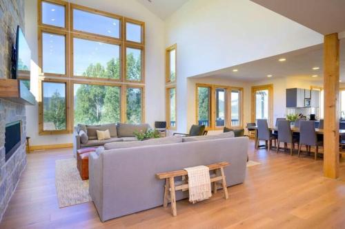 The Ledges Ski Getaway Hot Tub & Theater Room in Eden, United States