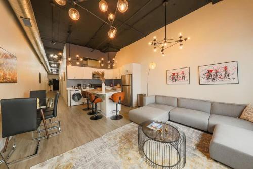 McCormick 3Br 2Ba Luxury Suite for up to 8 guests with Optional Parking and Gym access — 4-Star Luxury Hotel in Chicago, United States