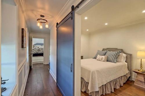 King Bed Bungalow Just Feet from Historic Main Street — 4-Star Luxury Hotel in Blue Ridge, United States