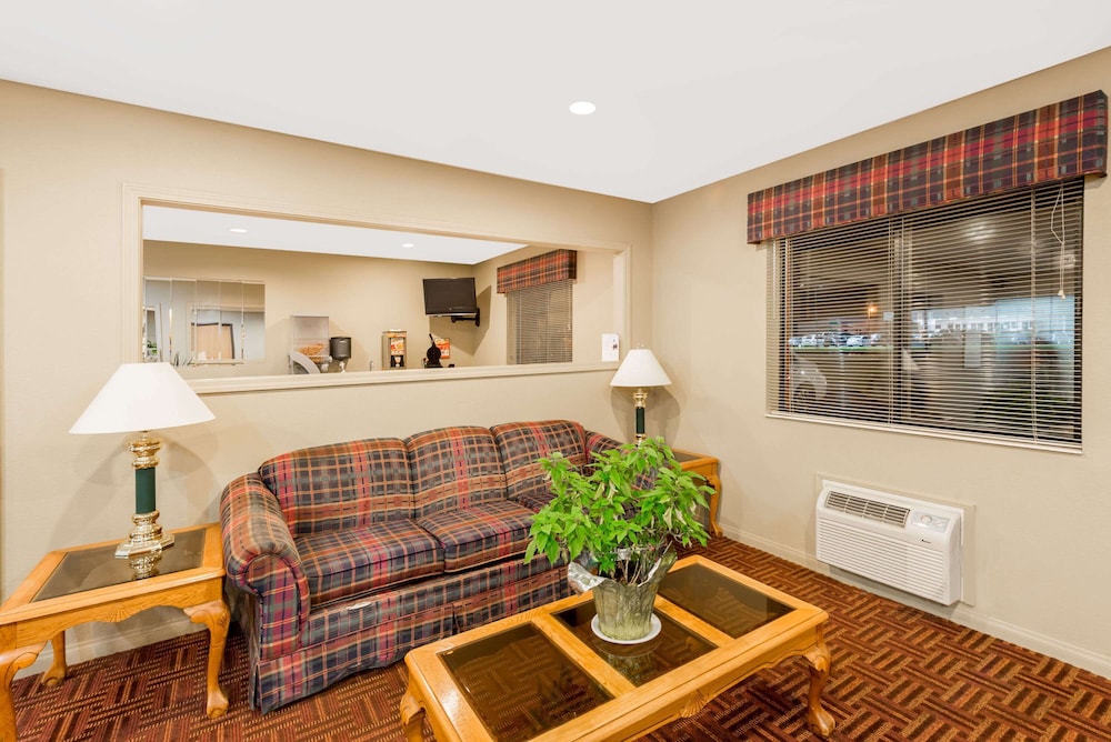 Super 8 by Wyndham Chanute - photo 2