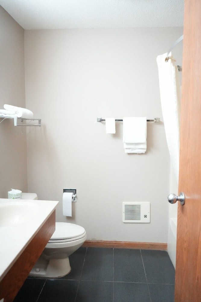 Watseka 24 Inn & Suites - photo 31