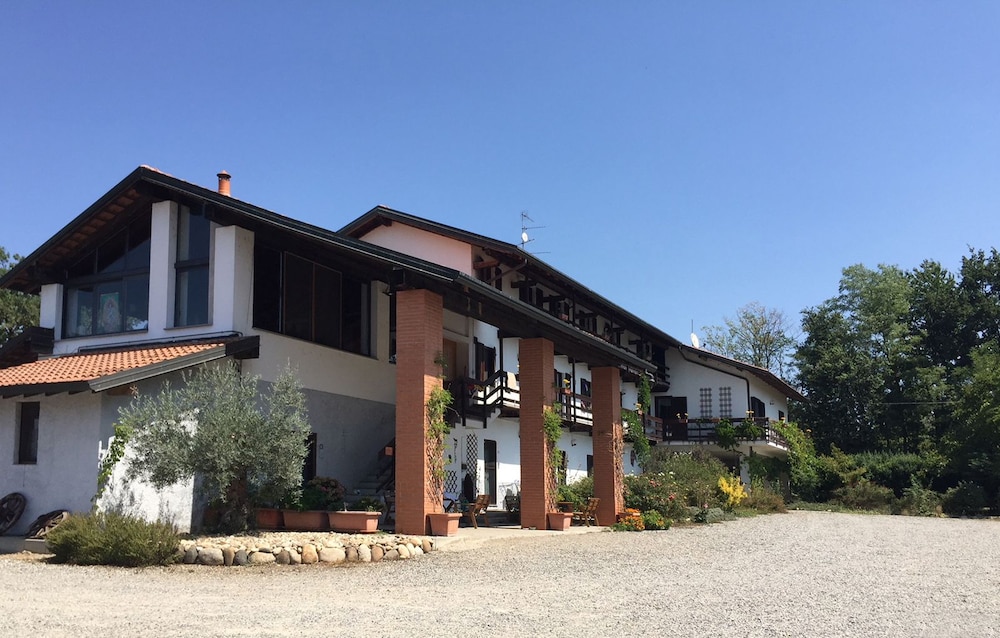 Agriturismo & Scuderia Fano's Farm — 4-Star Luxury Hotel in Suno, Italy
