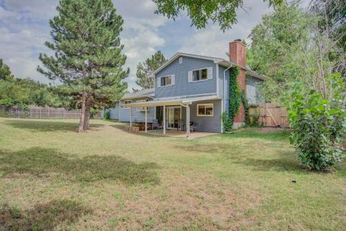 Wonderful Pines Spacious Yard w Cozy Fireplace in Colorado Springs, United States