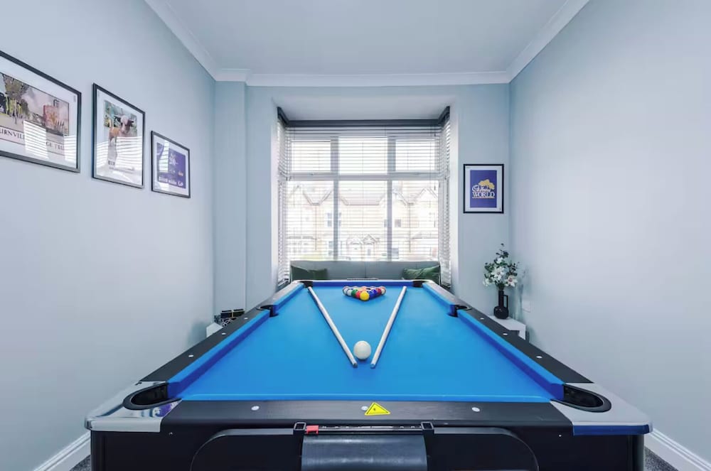 Spacious 4 Bed in Birmingham by 53 Degrees Property Ideal for Business or Families Games Room in Birmingham, United Kingdom