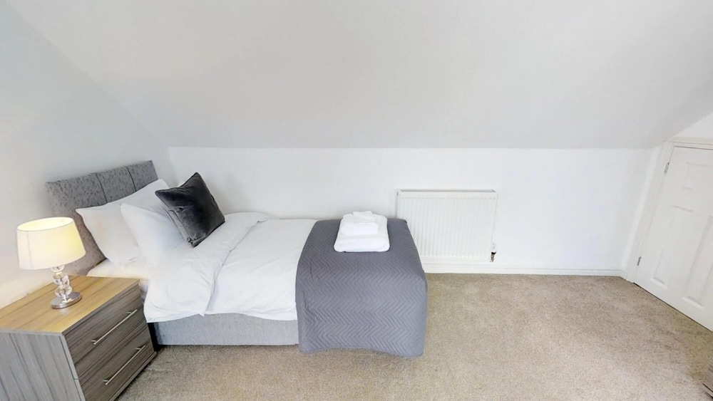 StayZo Cole Green Lane Accommodation FREE Parking — 4-Star Luxury Hotel in Welwyn Garden City, United Kingdom