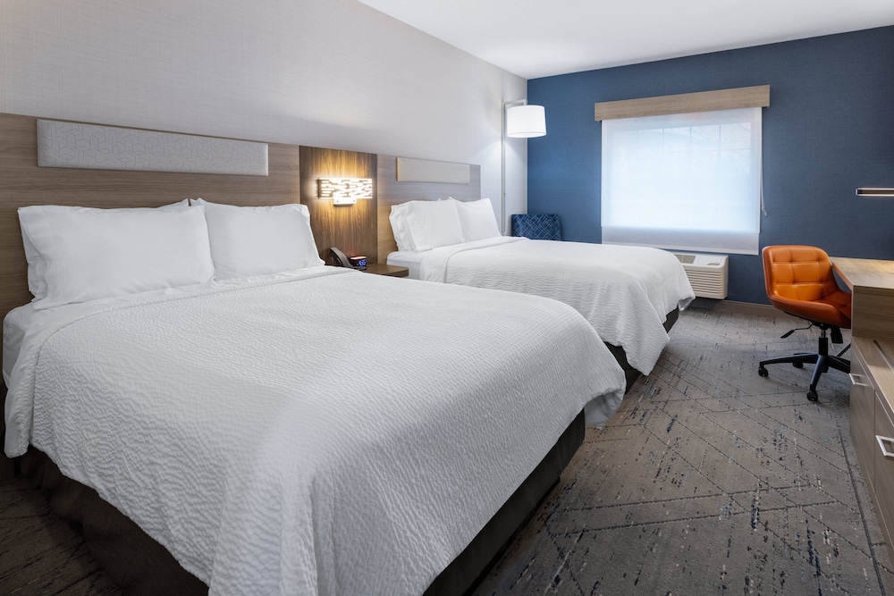 Holiday Inn Express & Suites Center Township by IHG - photo 4