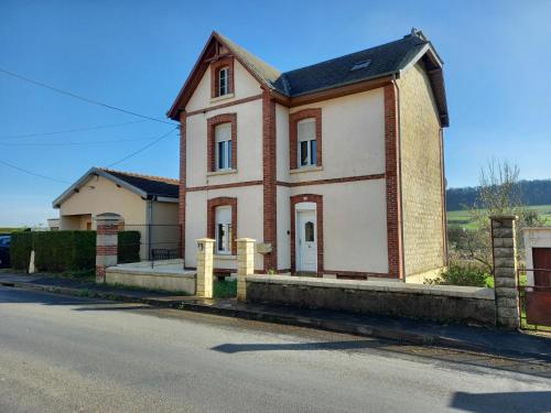 La Locomotive by la Bb12087 — hotel in Nouvion-Sur-Meuse