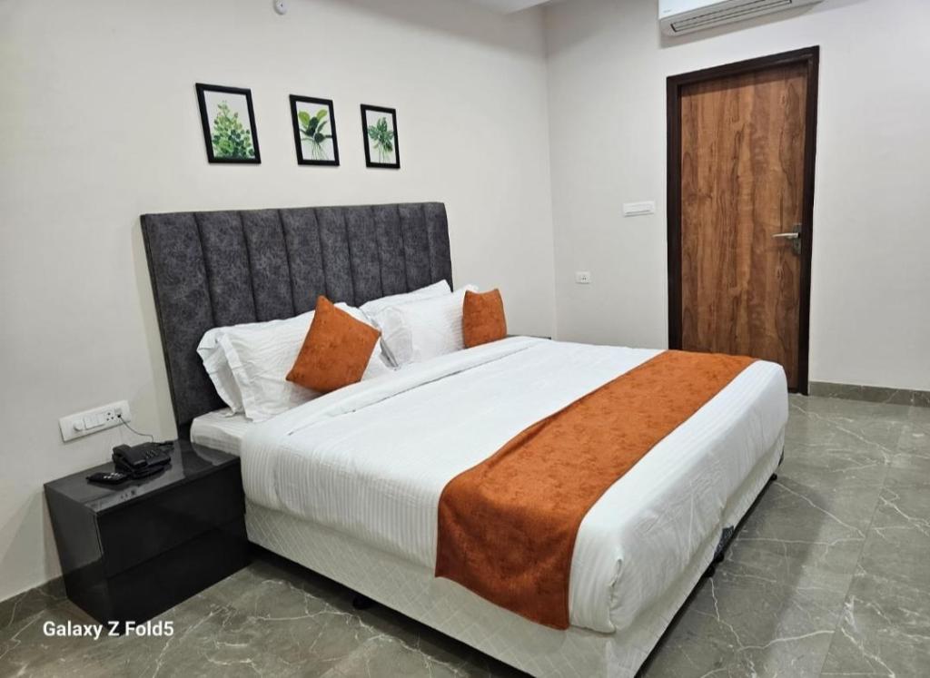 Hotel The Grand — Dausa