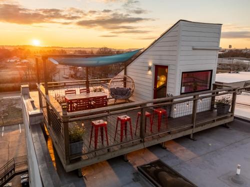 Designer Penthouse with Rooftop Deck Near Downtown and Lookout Mtn — 4-Star Luxury Hotel in Chattanooga, United States